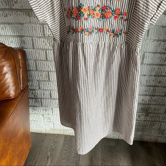 Savanna Jane Gray and White seersucker Embroidered Floral Dress - Picture 2 of 9